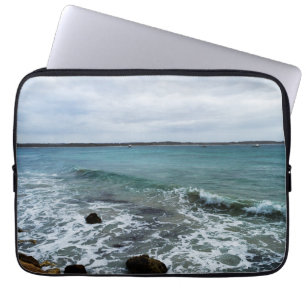golven en Vissende boten op de oceaan, Laptop Sleeve