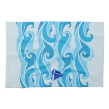 Golven en zeilboot in de oceaan