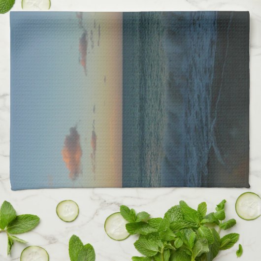 Golven kruipen in het Zonnestrand Landschap Theedoek (Gevouwen)