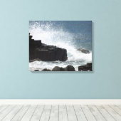 Golven kruipen op Rocks Canvas Afdruk (Insitu (Houten vloer))