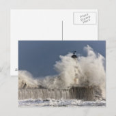 Golven kruipen tegen een vuurtoren briefkaart (Voorkant / Achterkant)