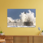 Golven kruipen tegen een vuurtoren canvas afdruk (Insitu (Woonkamer))