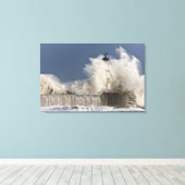 Golven kruipen tegen een vuurtoren canvas afdruk (Insitu (Houten vloer))