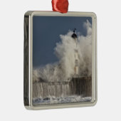 Golven kruipen tegen een vuurtoren metalen ornament (Rechts)