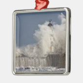 Golven kruipen tegen een vuurtoren metalen ornament (Links)