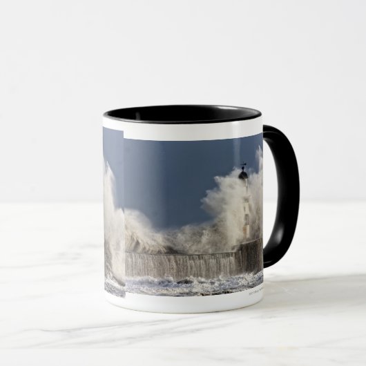 Golven kruipen tegen een vuurtoren mok (Voorkant rechts)