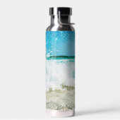 Golven kruipen tegen het strand met muggen waterfles (Links)