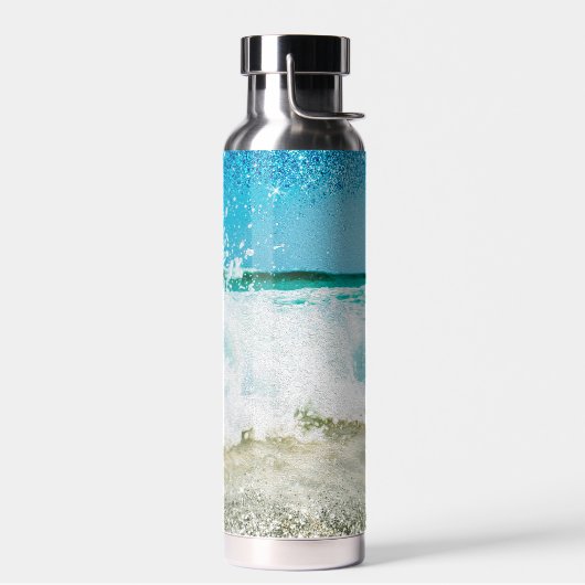 Golven kruipen tegen het strand met muggen waterfles (Links)