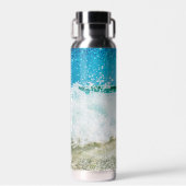 Golven kruipen tegen het strand met muggen waterfles (Voorkant)