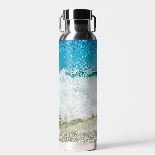 Golven kruipen tegen het strand met muggen waterfles (Voorkant)