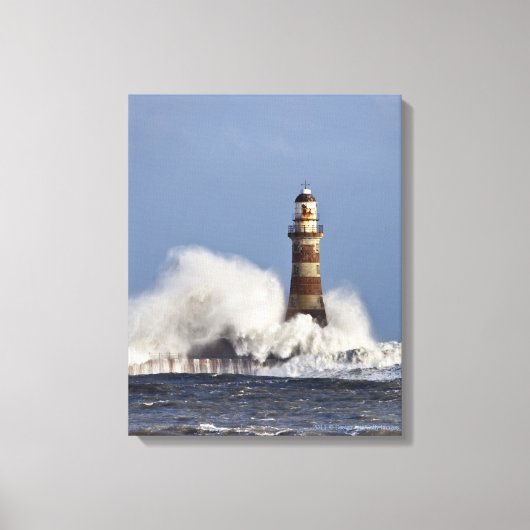 Golven kruipen tegen Roker Lighthouse Canvas Afdruk (Voorkant)
