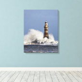 Golven kruipen tegen Roker Lighthouse Canvas Afdruk (Insitu (Houten vloer))