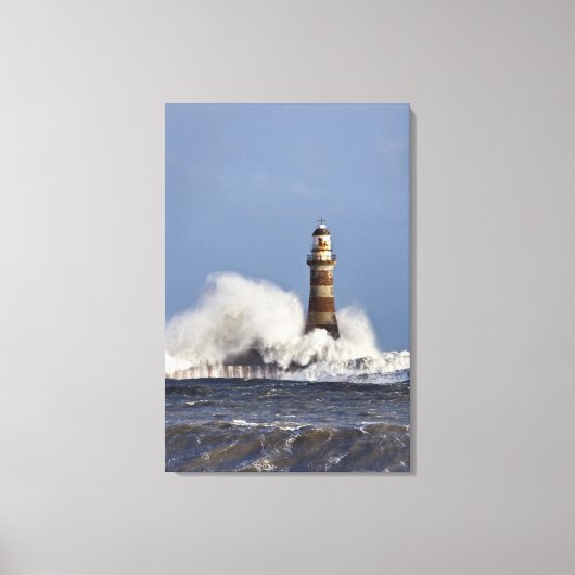Golven kruipen tegen Roker Lighthouse Canvas Afdruk (Voorkant)