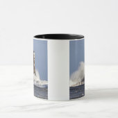 Golven kruipen tegen Roker Lighthouse Mok (Midden)