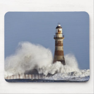 Golven kruipen tegen Roker Lighthouse Muismat