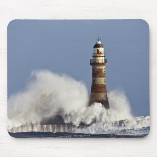 Golven kruipen tegen Roker Lighthouse Muismat (Voorkant)