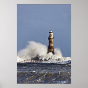 Golven kruipen tegen Roker Lighthouse Poster