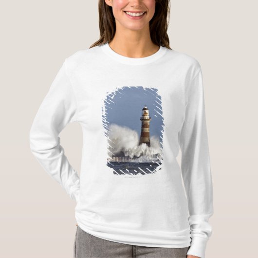 Golven kruipen tegen Roker Lighthouse T-shirt (Voorkant)