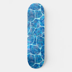 Golven op een blauw wateroppervlak in een zwembadr persoonlijk skateboard