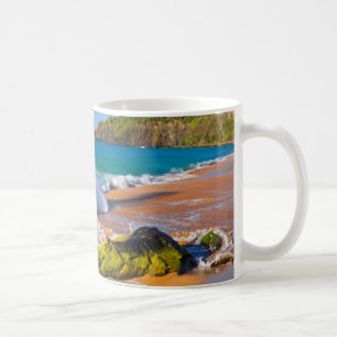 Golven slaan op het strand, Hawaï Koffiemok