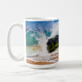 Golven slaan op het strand, Hawaï Koffiemok (Links)