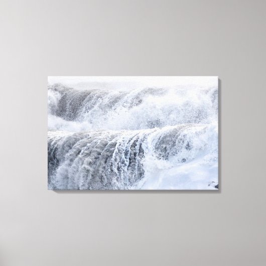 Golven slaan over in de winter canvas afdruk (Voorkant)