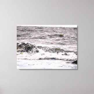 Golven slaan tegen een rotsachtige kust canvas afdruk
