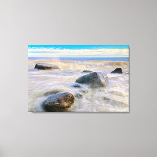 Golven slaan tegen rotsen aan de kust canvas afdruk