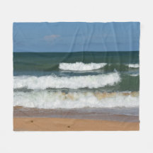 golven storten neer op de kust