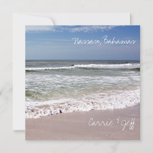 Golven storten zich op het zandige strand kaart (Voorkant)