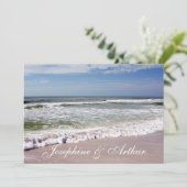 Golven storten zich op het zandige strand kaart (Staand voorkant)