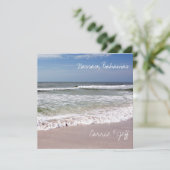 Golven storten zich op het zandstrand kaart (Staand voorkant)