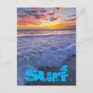 Golven surfen op het strand bij zonsondergang briefkaart