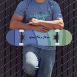 Golvend modern ontwerp lichtblauwe aangepaste teks persoonlijk skateboard