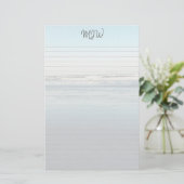 Golvend papier met monogram en lijnen (Staand voorkant)