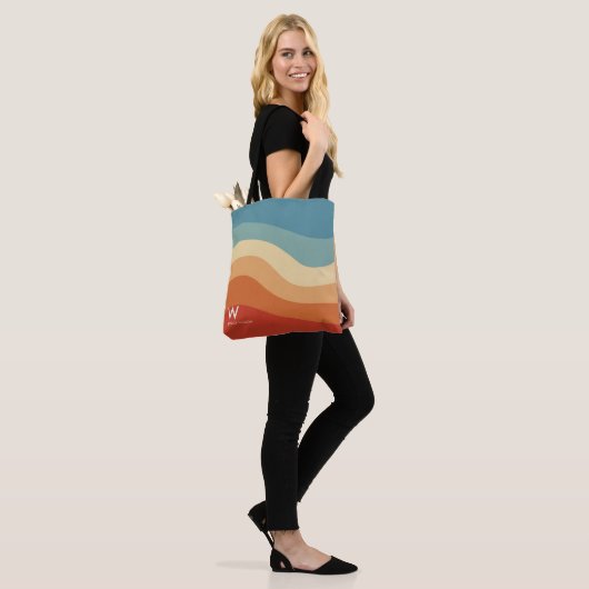Golvend Retro Gestreept Monogram Persoonlijk Tote Bag (Op model)