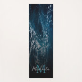 Golvend schuimend donkerblauw zee water abstract M Yogamat (Voorkant)