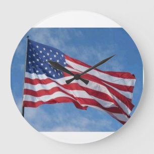 Golvende Amerikaanse vlag tegen blauwe lucht Grote Klok