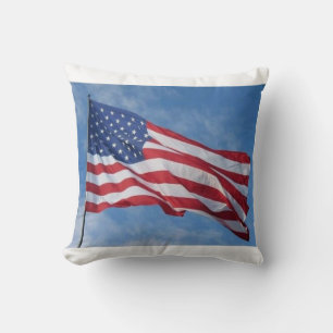 Golvende Amerikaanse vlag tegen blauwe lucht Kussen