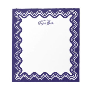Golvende lijnrand marineblauw witte gepersonalisee notitieblok