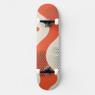 Golvende oranje vorm met zwarte stippen persoonlijk skateboard