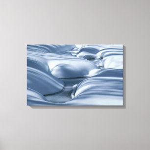 Golvende sneeuwbanken en Frozen Stream Canvas Afdruk