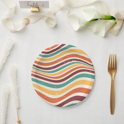 Golvende strepen, grunge. Retro groovy Papieren Bordje (Huwelijk)