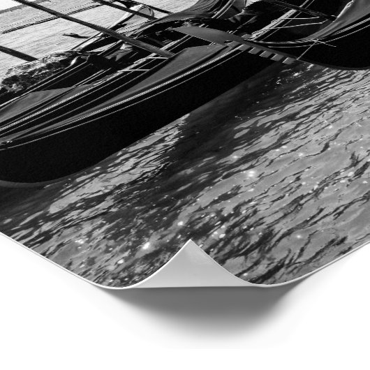 Gondels in Venetië in zwart-wit Poster (Hoek)