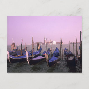 Gondels klaar voor toeristen in Venetië Italië Briefkaart