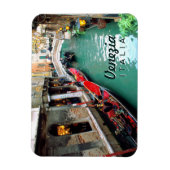 Gondels op een klein kanaal in Venetië Magneet (Verticaal)