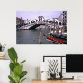 Gondolas en toeristen bij de Rialto-brug Poster (Thuiskantoor)