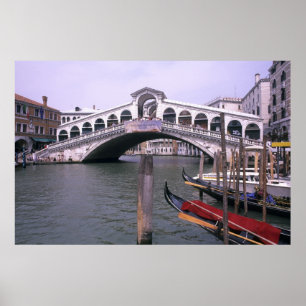 Gondolas en toeristen in de buurt van de Rialto-br Poster