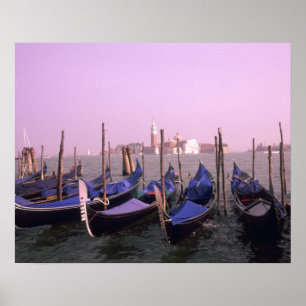 Gondolas gereed voor toeristen in Venetië Italië Poster