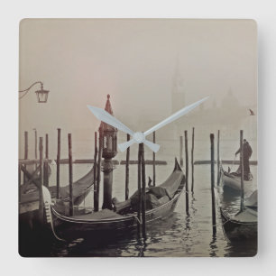 Gondolas in de mist, Venetië, Italië Vierkante Klok